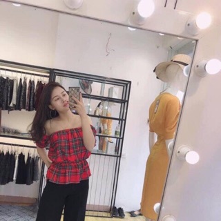 Áo trễ vai kẻ đỏ