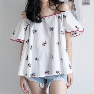 Áo bệt vai thêu hoa