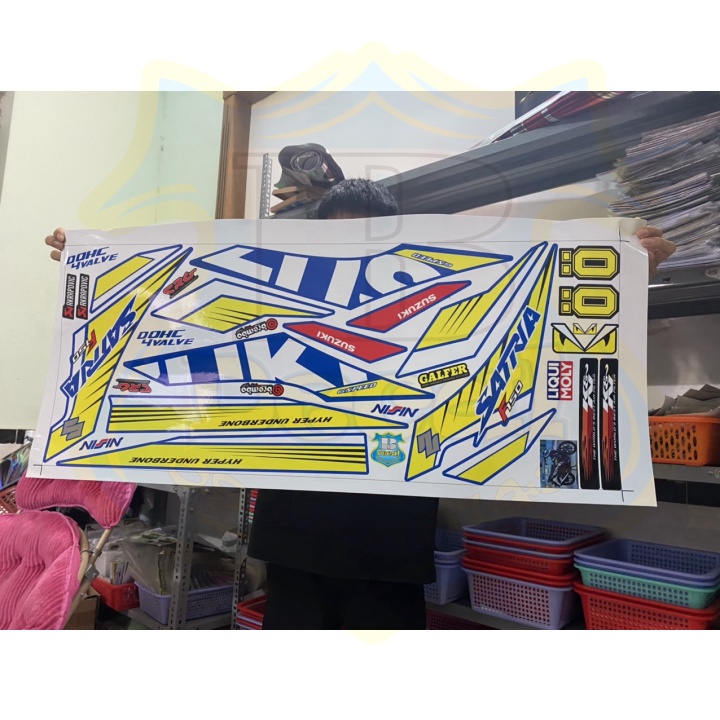 ( Quí khách vui lòng mang ra tiệm cho thợ dán ) Tem Satria xăng cơ xanh gp