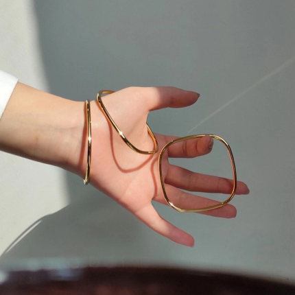 Vòng đeo tay thép titan mạ vàng 18K dáng vuông thời trang dành cho nữ