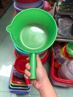 Ca nhựa múc nước