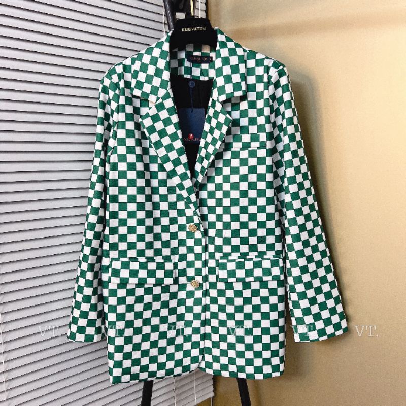 Áo vest Lv màu xanh.