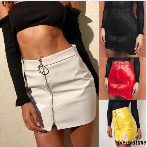 Chân váy ngắn màu trắng thời trang nữ tính