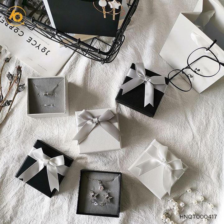 Hộp đựng quà sang trọng có gắn nơ kích thước 4 x 4 x 2,5 cm - HNQT000417 | BigBuy360 - bigbuy360.vn