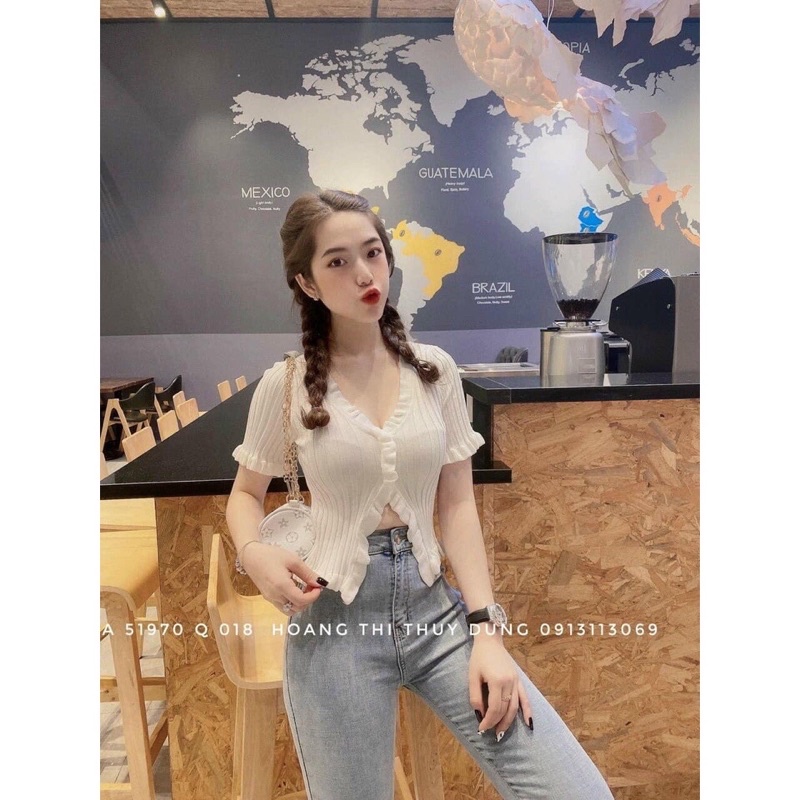 Áo len cộc tay croptop cài khuy xẻ V viền bèo