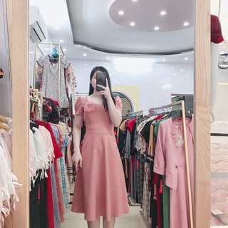 Váy xoè cổ vuông