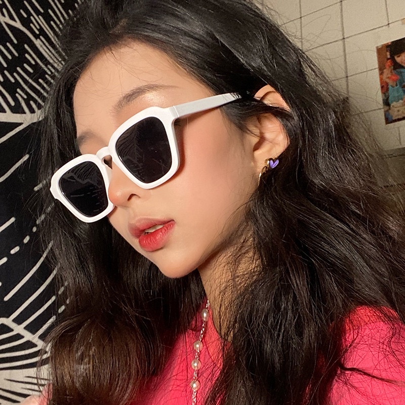 Kính mát màu thời trang unisex nam nữ gọng trắng tròng đen. Kính Mắt Elily