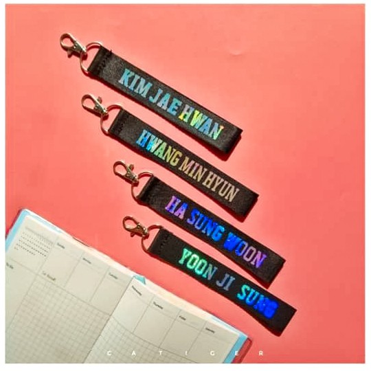 Móc khóa WANNA ONE