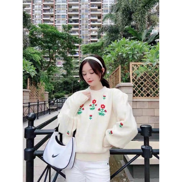 Áo pull hoa mai dệt kim len IU thêu hoa mặc ngoài rộng rãi
