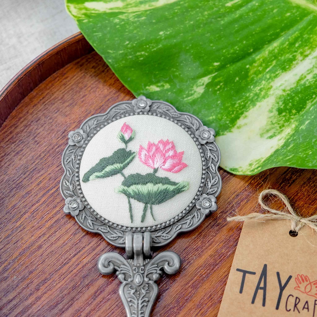 [QUÀ TẶNG Ý NGHĨA] Gương thêu tay kiểu dáng cổ điển chủ đề hoa sen, gương trang điểm mini handmade có cán cầm