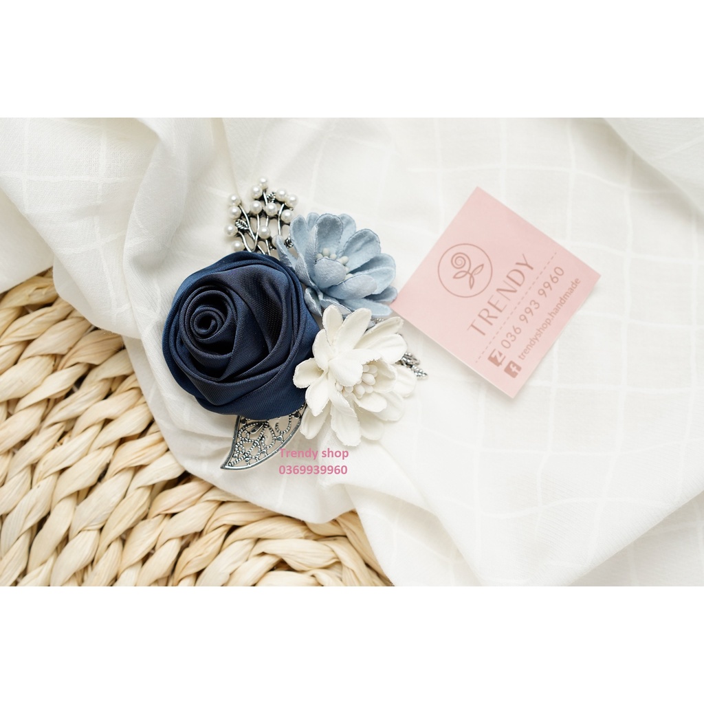 Hoa Cài Áo - Tag hoa hồng cuộn cài áo mix hoa cúc - Hoa vải handmade