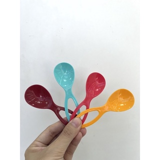 Muỗng Tupp ( màu ngẫu nhiên )