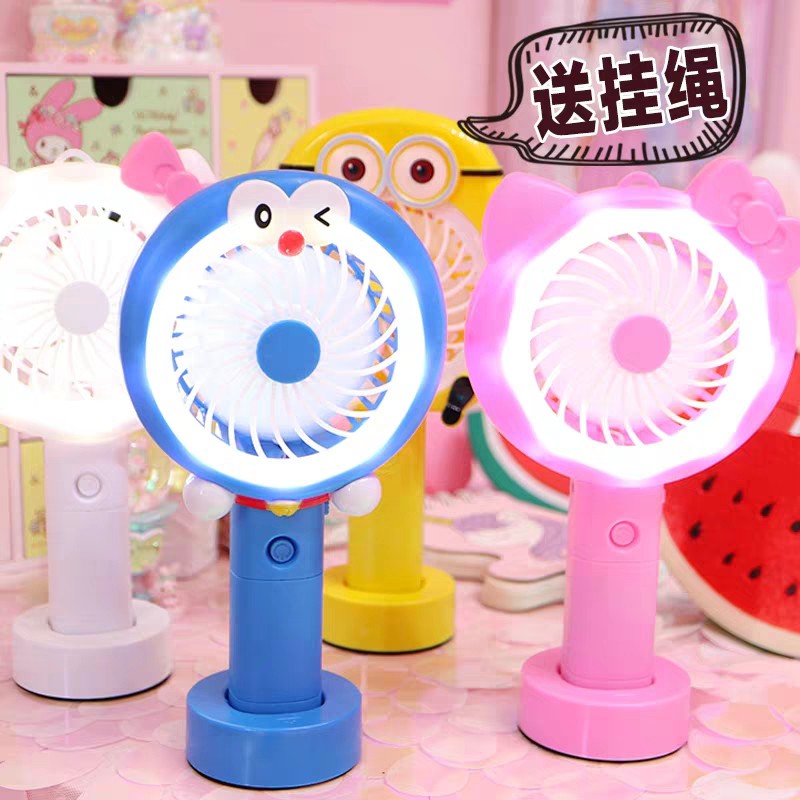 Quạt tích điệnGIADUNGTONGKHO1Quạt tích điện cầm tay mini hình doremon, kitty, Có đèn giá rẻ xua tan ngày nóng cho bé