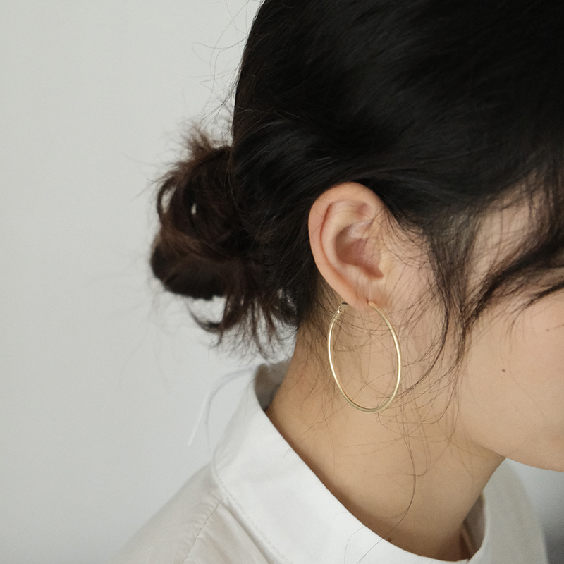 Khuyên tai dạng vòng tròn sành điệu dành cho nữ