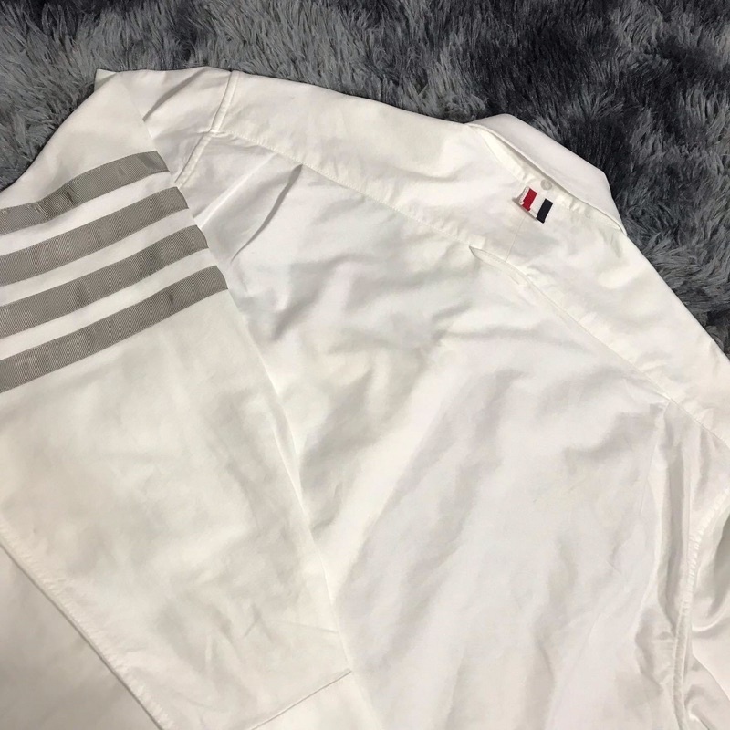 Áo sơ mi thom browne trắng viền 4 sọc xám, vải oxford