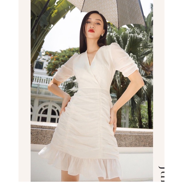 Váy trắng cổ V nhún thân