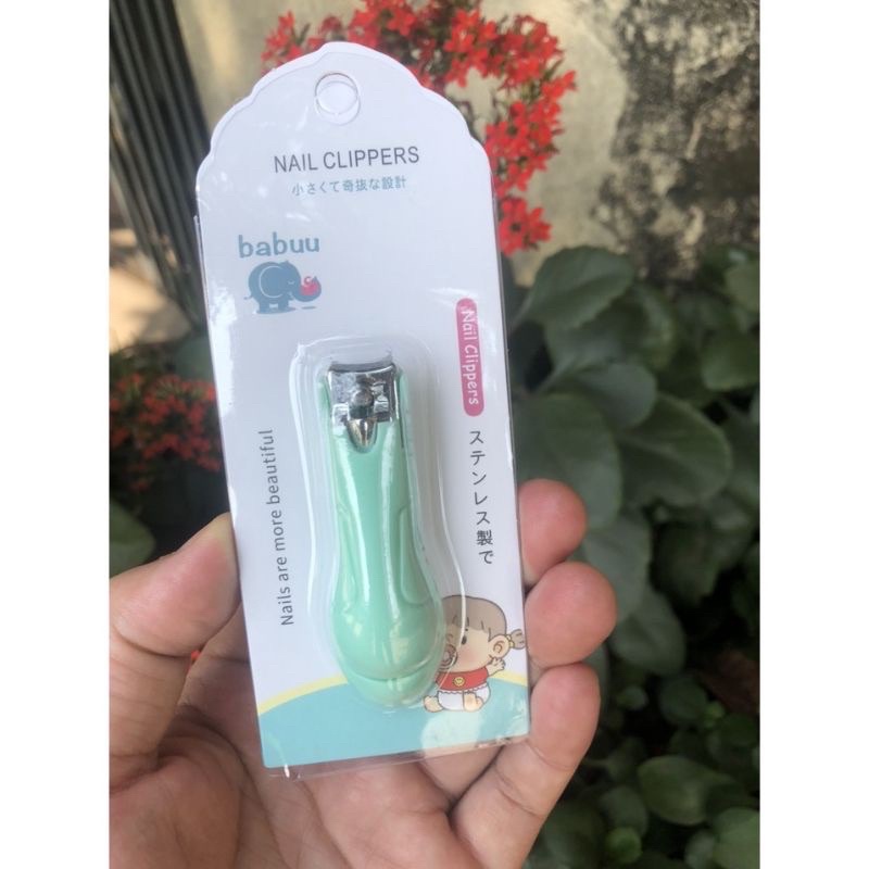 Bấm móng tay cho bé Babuu xuất Nhật
