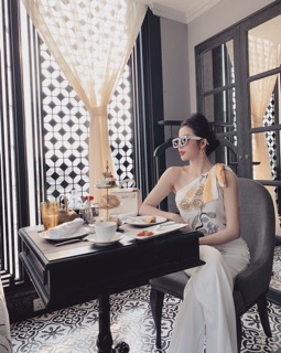 Áo lụa lệch vai