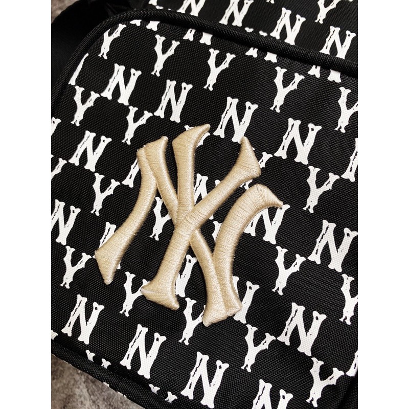Túi đeo chéo đen Monogram mini bag