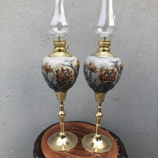 Đèn dầu chân đồng men rạn đắp nổi