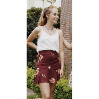 chân váy bèo nhún chân đỏ mận hoa