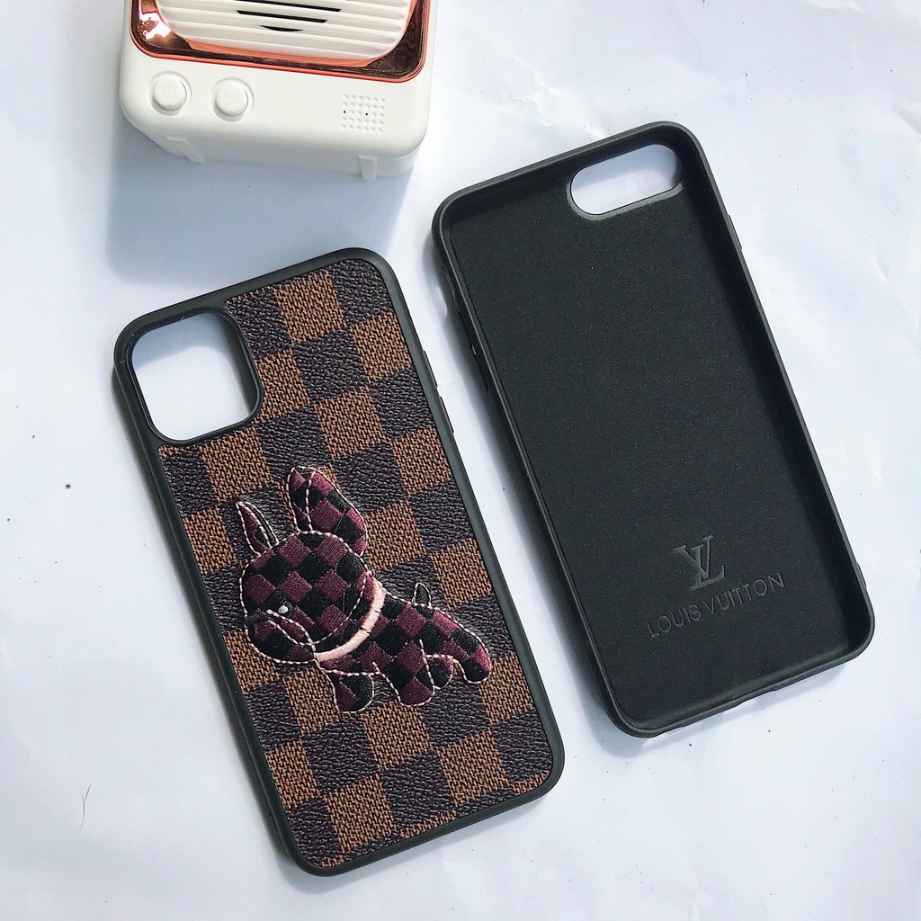 Ốp lưng iPhone LV chó Pug cao cấp lót nhung loại xịn