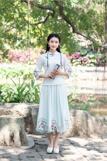 Sườn xám cách tân có bán lẻ riêng áo.