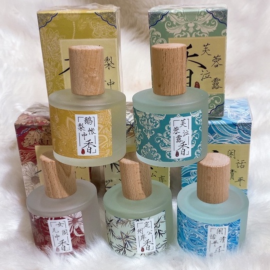 Nước hoa nắp gỗ cổ trang thơm lâu