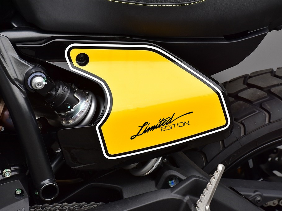 2 Miếng Dán Hình Chữ "Limited Edition" Cho Xe Ô-Tô