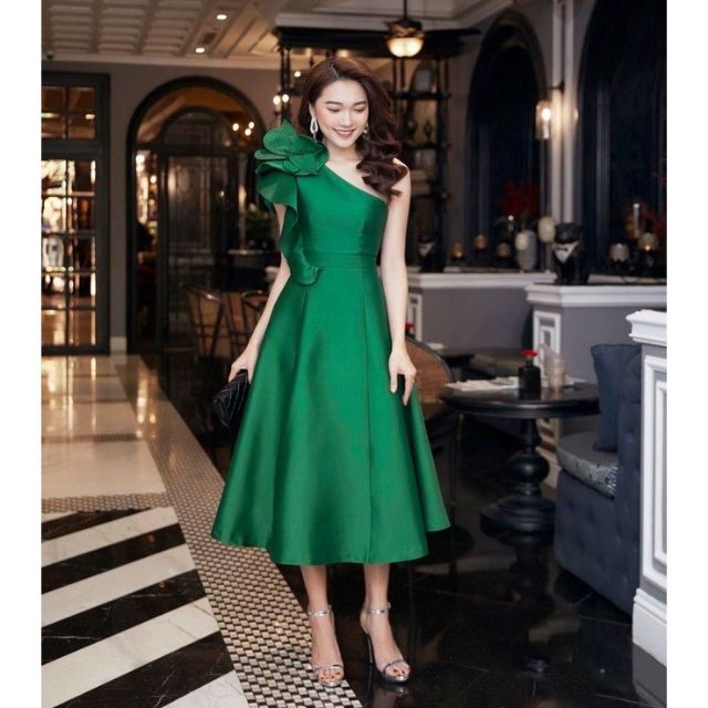 ĐẦM XÒE CỔ XÉO VAI ĐÍNH HOA LỚN