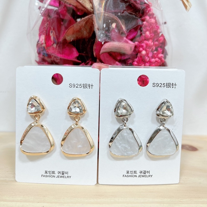 bông tai hình tam giác đối xứng, khuyên tai đính đá sang chảnh