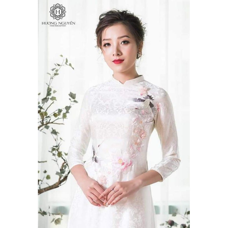 Áo dài trắng gấm tơ
