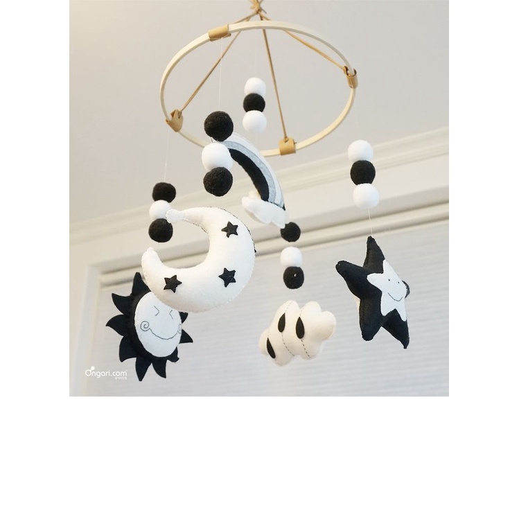 Bộ treo nôi tông trắng đen luyện mặt cho bé