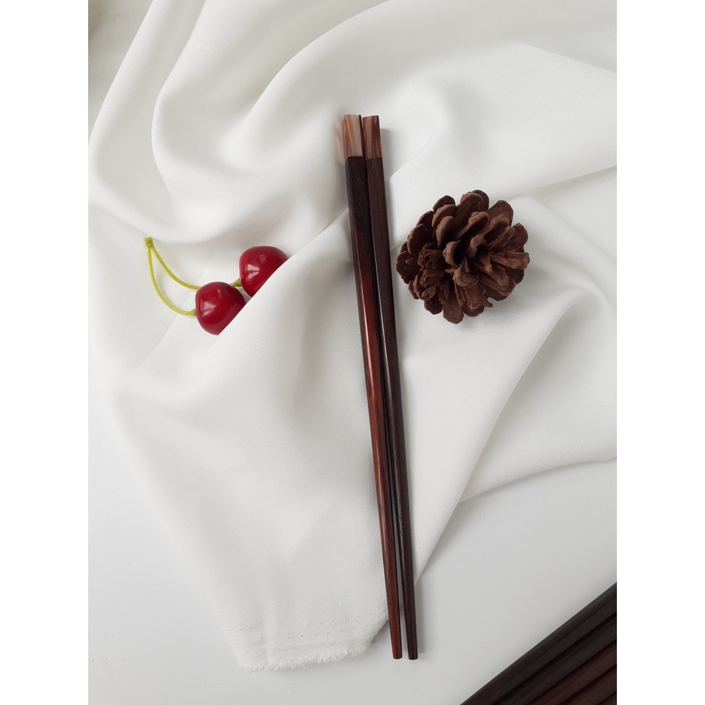 Đũa gỗ trắc vuông đầu gắn trai hồng