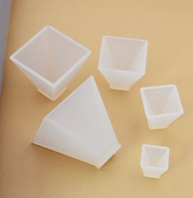 Khuôn đổ khối kim tự tháp trong sáng tạo Resin Handmade