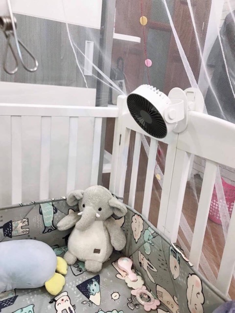 Quạt tích điện kẹp bàn xoay 360 độ