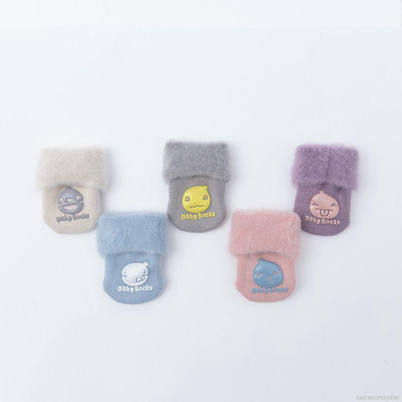 Vớ trơn màu giữ ấm mùa đông dễ thương dành cho các bé