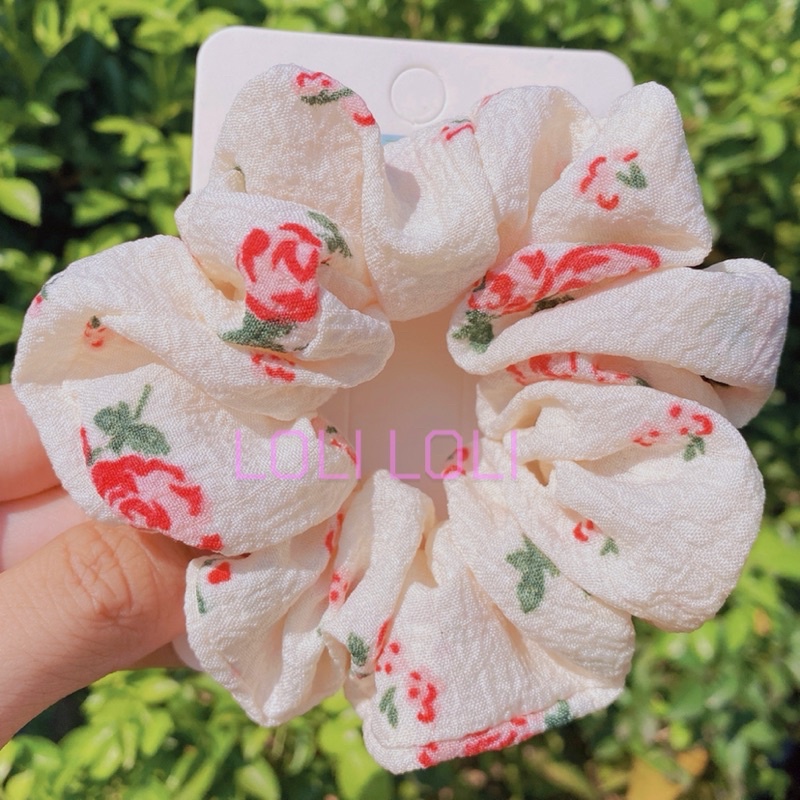 Scrunchies buộc tóc thiết kế hoa nhí nền kem Loli. Cột tóc hoa cổ điển dễ thương