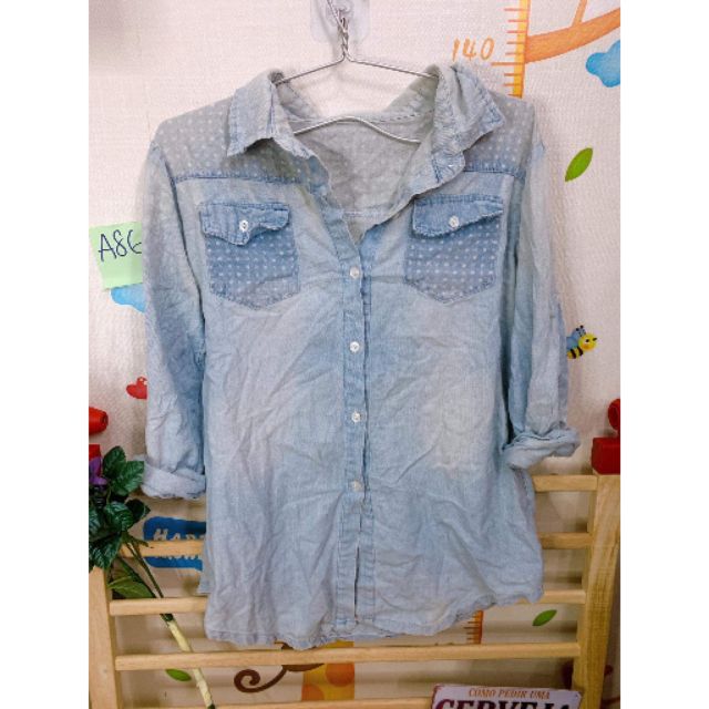 Áo sơmi denim loang màu nhạt. A86