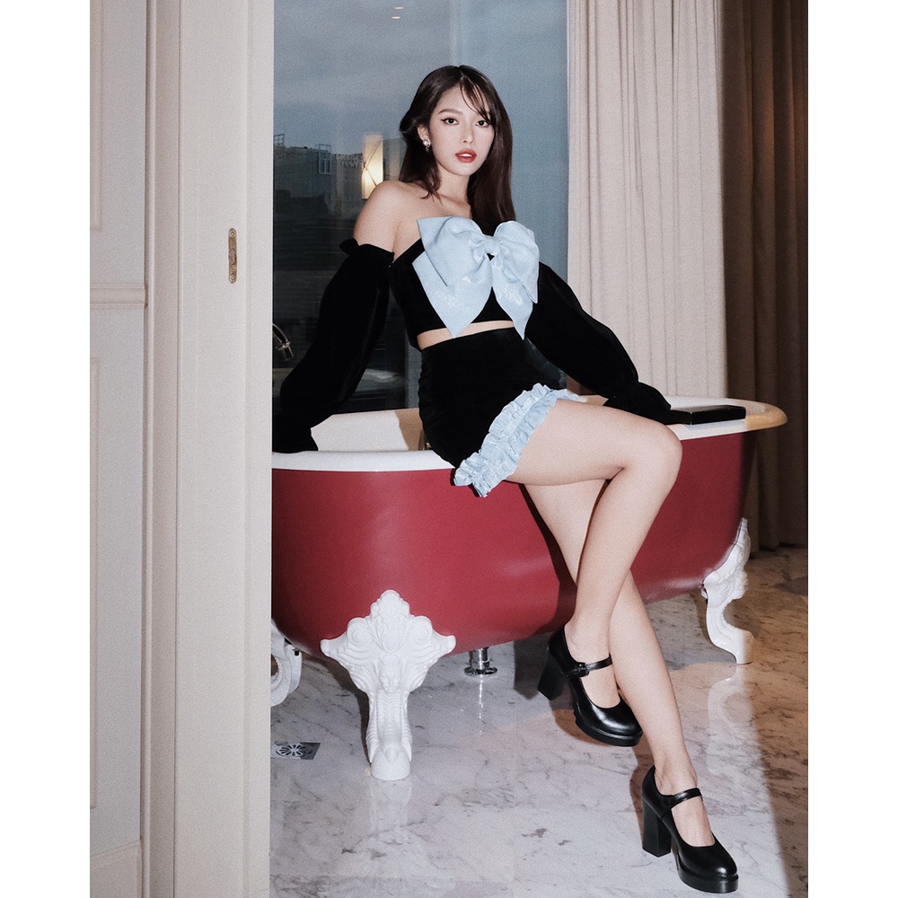 Áo croptop SheByShj trễ vai tay phồng nhung đen phối nơ - Monica Top