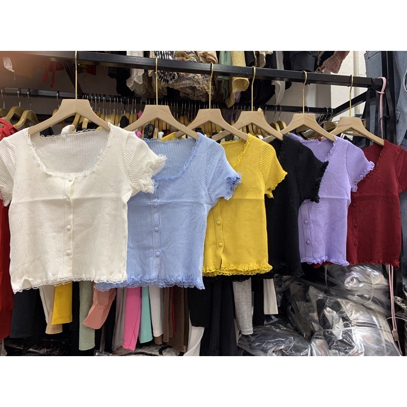 Áo len croptop cúc mở pha ren