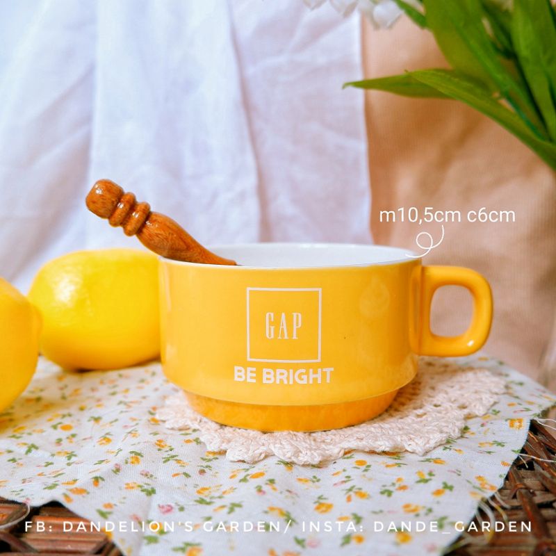 Ly tách màu vàng chữ