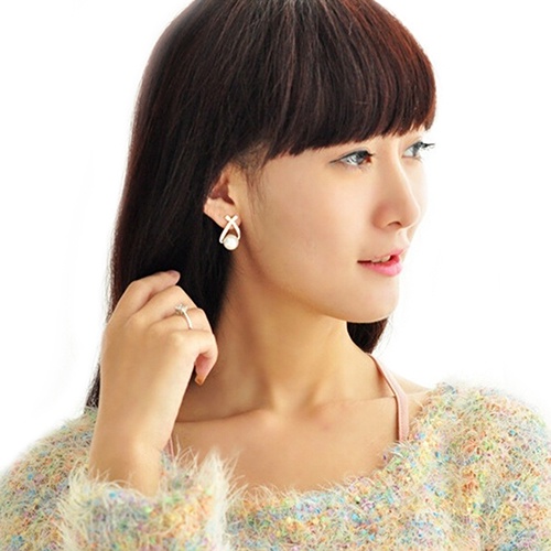 Bông tai trang đính ngọc trai tạo hình độc đáo cho nữ