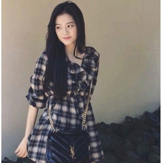 Jisoo blackpink Áo liền quần họa tiết caro đen đỏ dún bèo phong cách nhóm