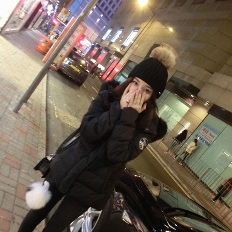 Mũ Beanie Dệt Kim Màu Trơn Gắn Quả Bông Lông Xù Thời Trang Mùa Đông Cho Nữ