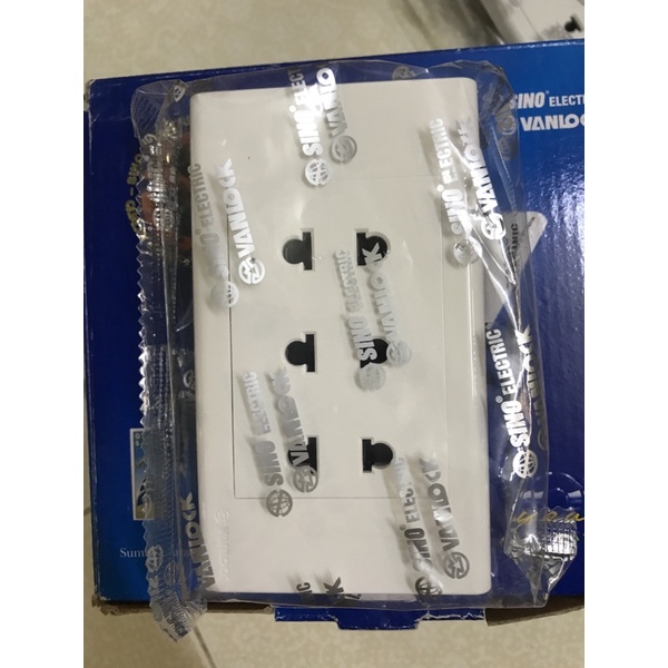 Mặt 3 ổ cắm 2 chấu Sino - S18U3