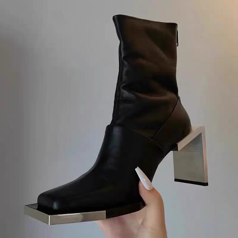 BOOTS MŨI VUÔNG PHỐI KIM LOẠI ĐỘC ĐÁO
