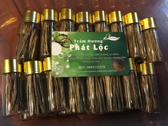 Sánh hút thuốc trầm hương