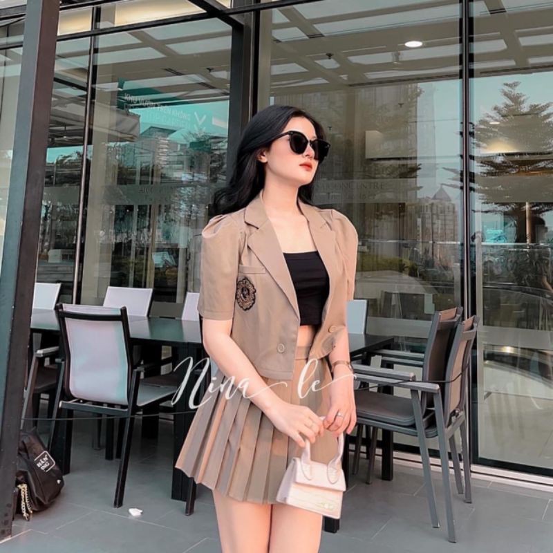 Set áo crop vest logo + Chân váy xếp ly (Đen /Nude) | BigBuy360 - bigbuy360.vn