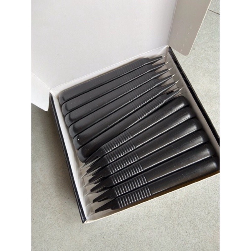 Kéo bấm chỉ Pin màu đen mã 1522 cán nhựa đen